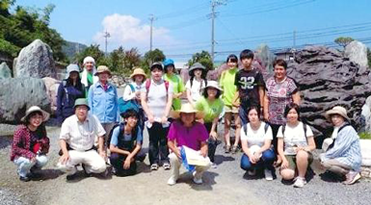 高校地学部生と記念撮影