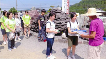 地学部からのおもてなしを受ける私